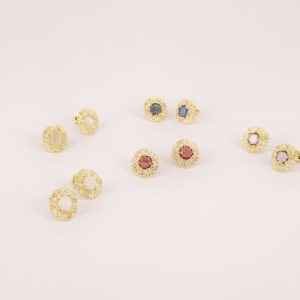 Brincos em prata centro e pedra