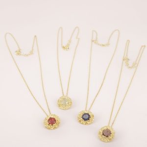 Colar em prata com centro e pedra