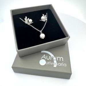 Conjunto brincos e colar Pérolas Floral de prata