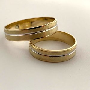 Aliança reta com friso branco ao centro