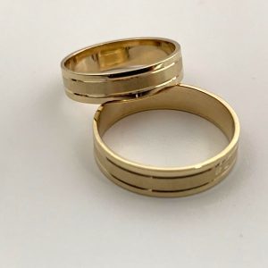 Aliança reta com frisos acetinada ao centro (6mm)