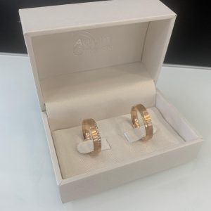 Aliança reta rosa acetinada com friso