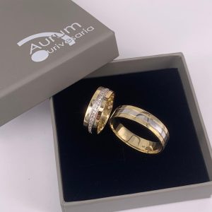 Aliança reta bicolor com frisos e pedras