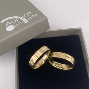 Aliança com friso ao centro e corações