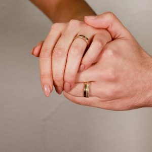 Aliança reta com dois frisos picotados