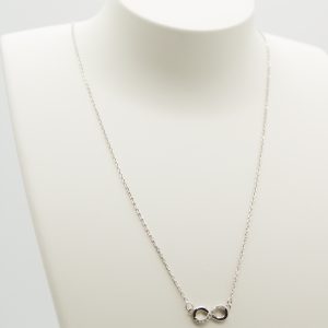 Colar em prata com infinito meia volta