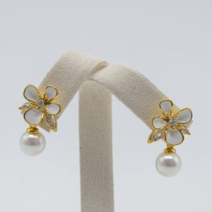 Brincos em prata flor esmaltada e pérola