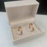 Alianças rosa com rebaixo na lateral e pedras